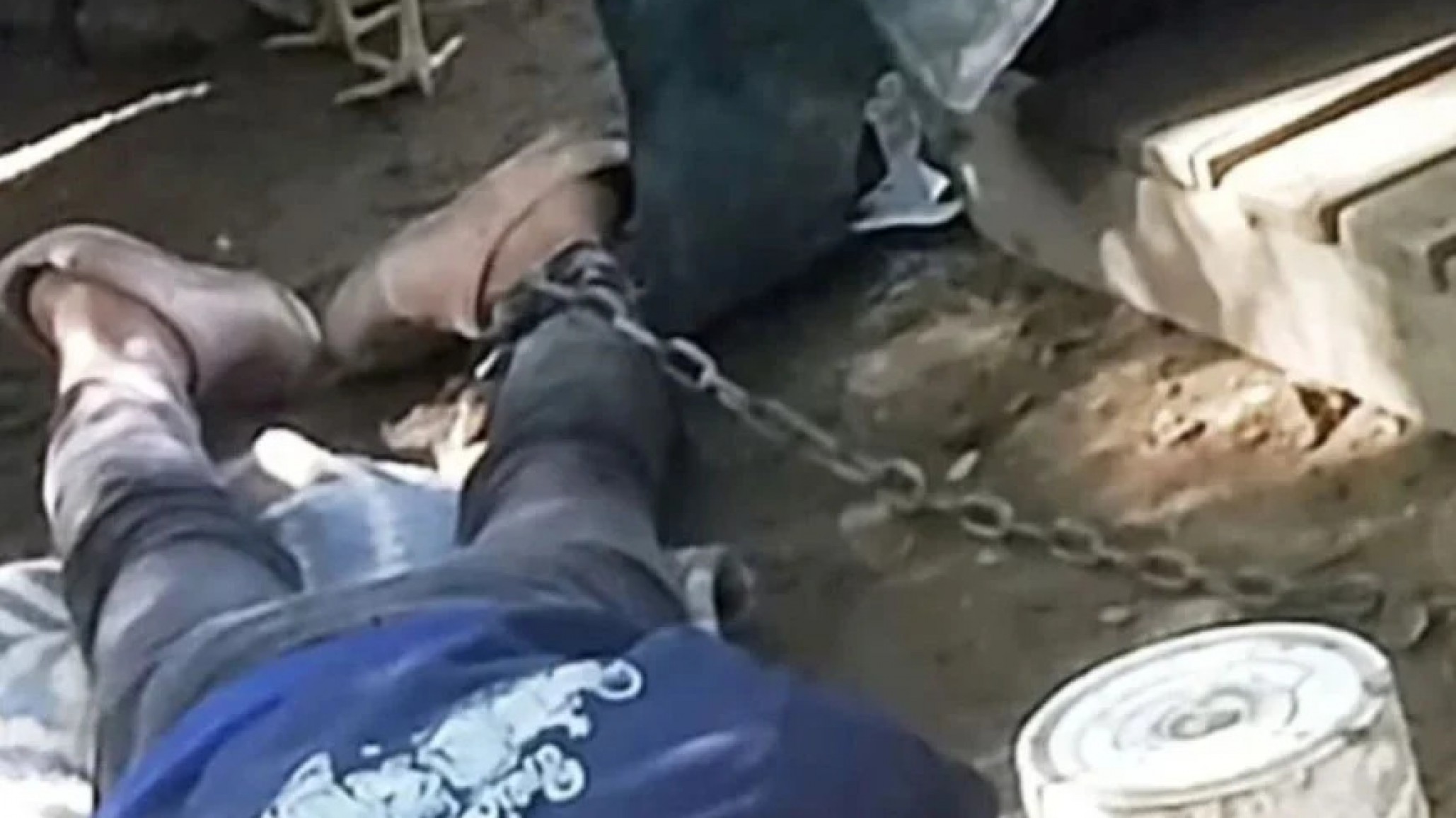 Horror: rescataron a una mujer con discapacidad encadenada en una cucha de perro