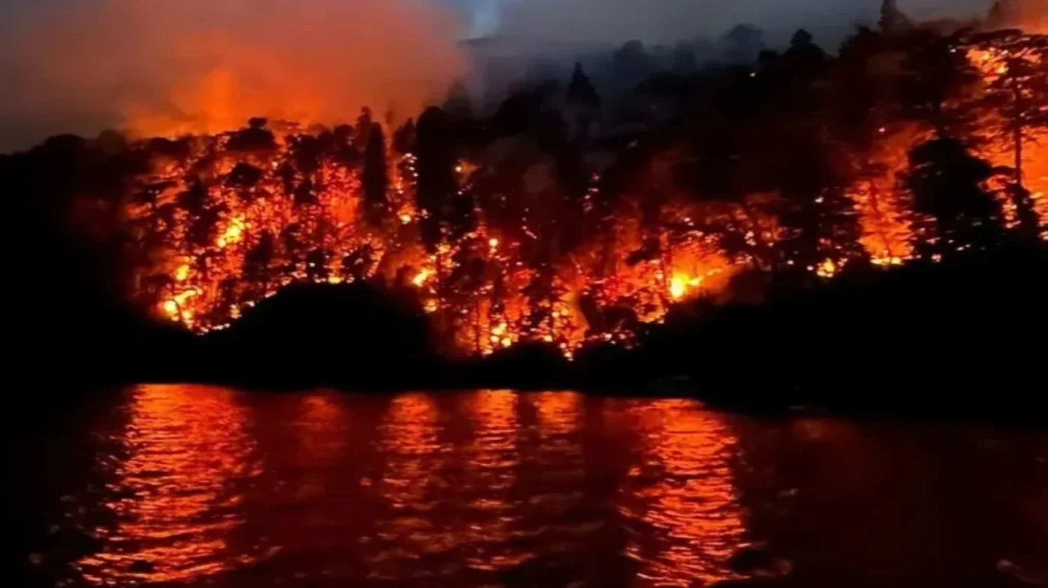 Incendio en Nahuel Huapi: Ya fueron consumidas más de 2.000 hectáreas en el Parque Nacional