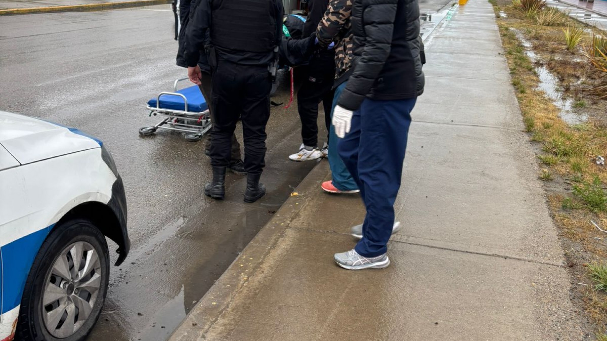 Ciclista lesionado en la costanera: perdió el control por la vereda mojada