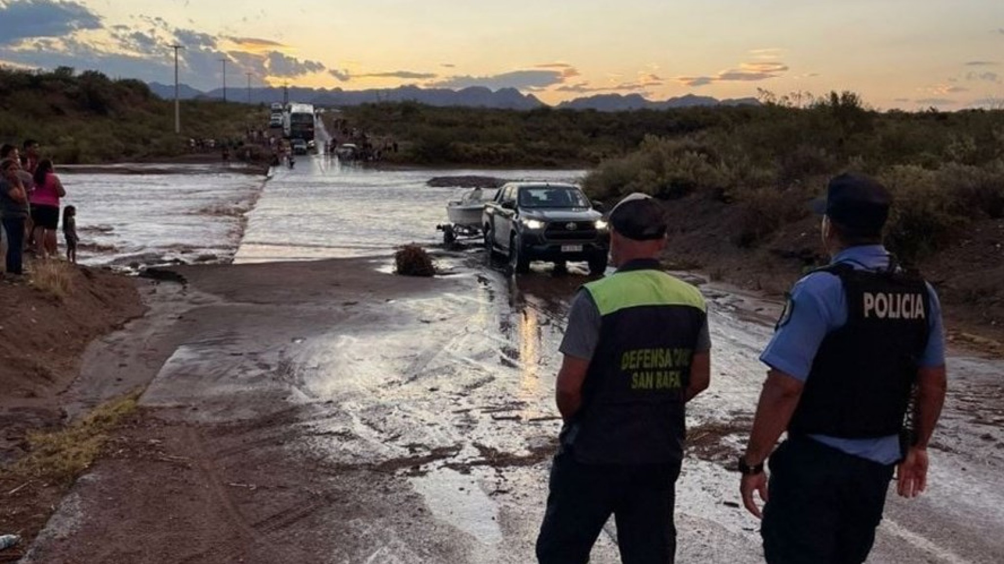 Se despistó, perdió el control de su auto y cayó al agua con su esposa y sus tres hijos