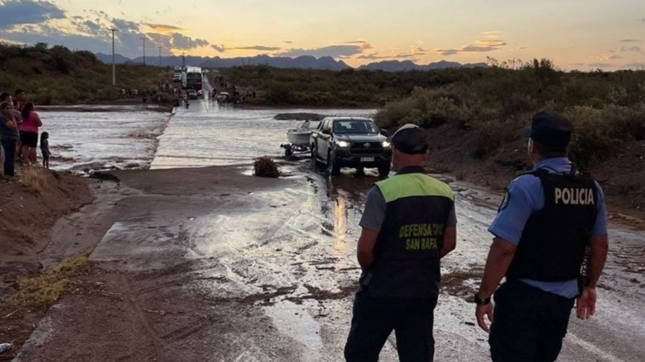 Se despistó, perdió el control de su auto y cayó al agua con su esposa y sus tres hijos