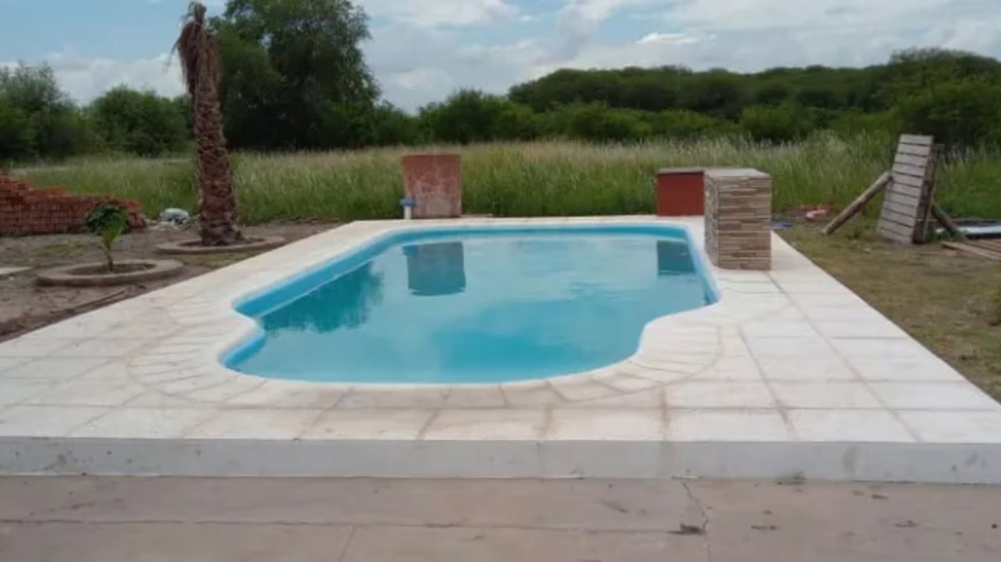 ¡Tremendo susto! Una bomba de pileta succionó a una niña y los policías la salvaron con RCP