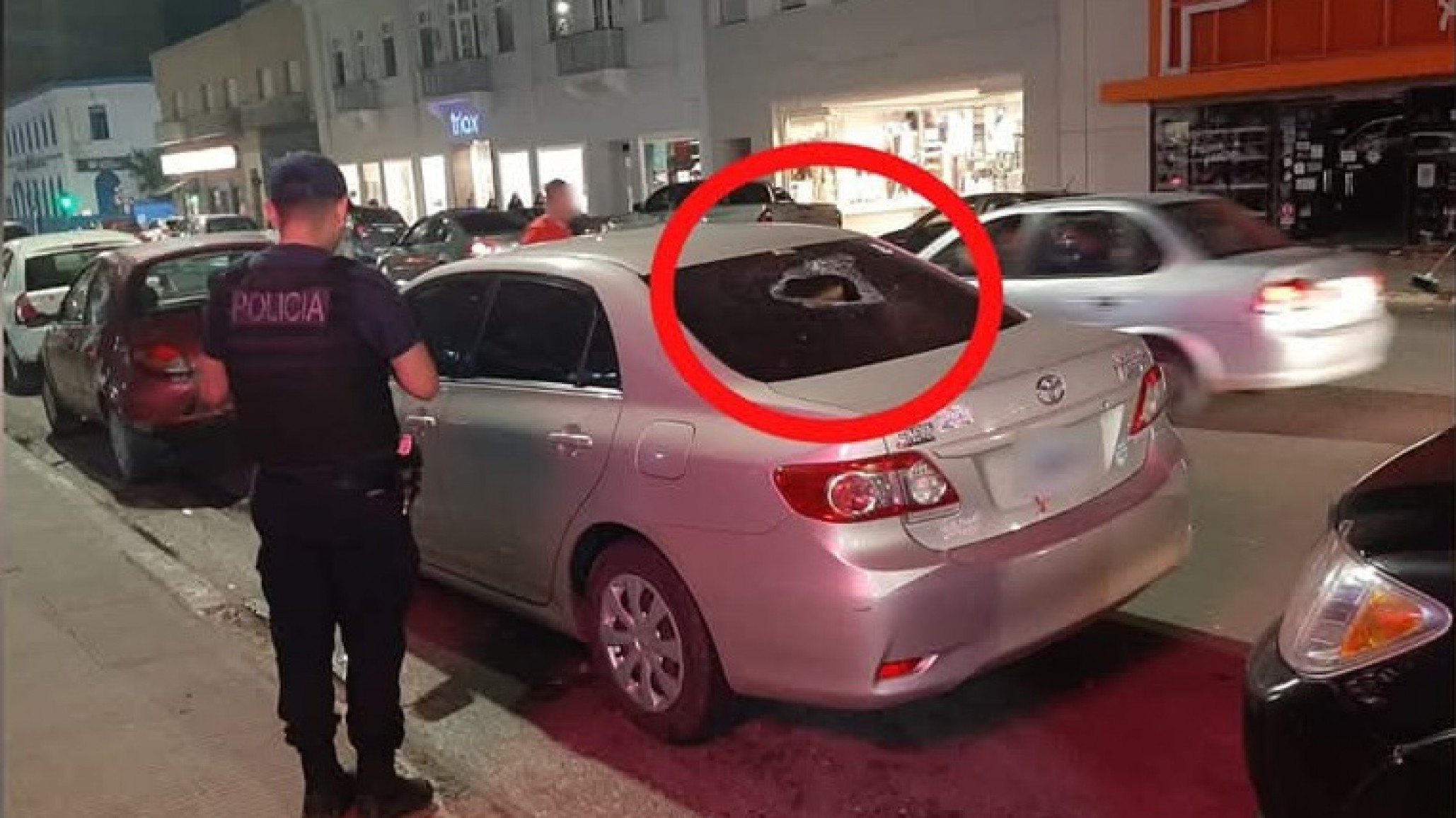 Comodoro: Le destrozó la luneta del auto con una baldosa durante una pelea