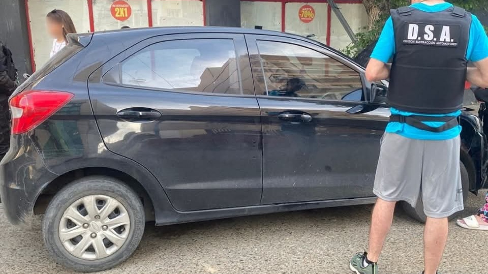 Lo descubrieron circulando con la patente adulterada y le secuestraron el auto