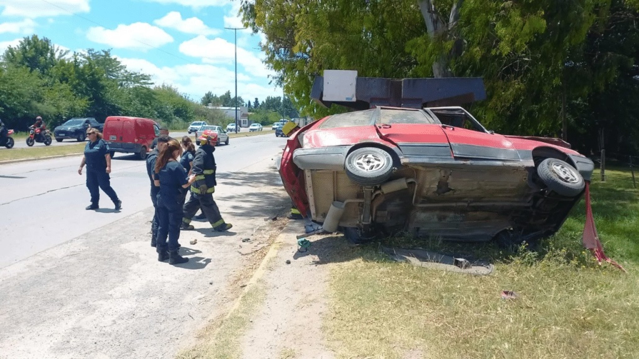 Un Fiat Uno chocó contra una parada de colectivo y el conductor de 51 años murió