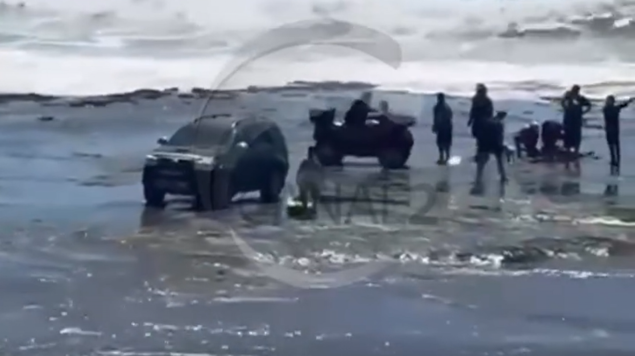 Rescate heroico en Playa Alsina: una niña lucha por su vida tras ahogarse