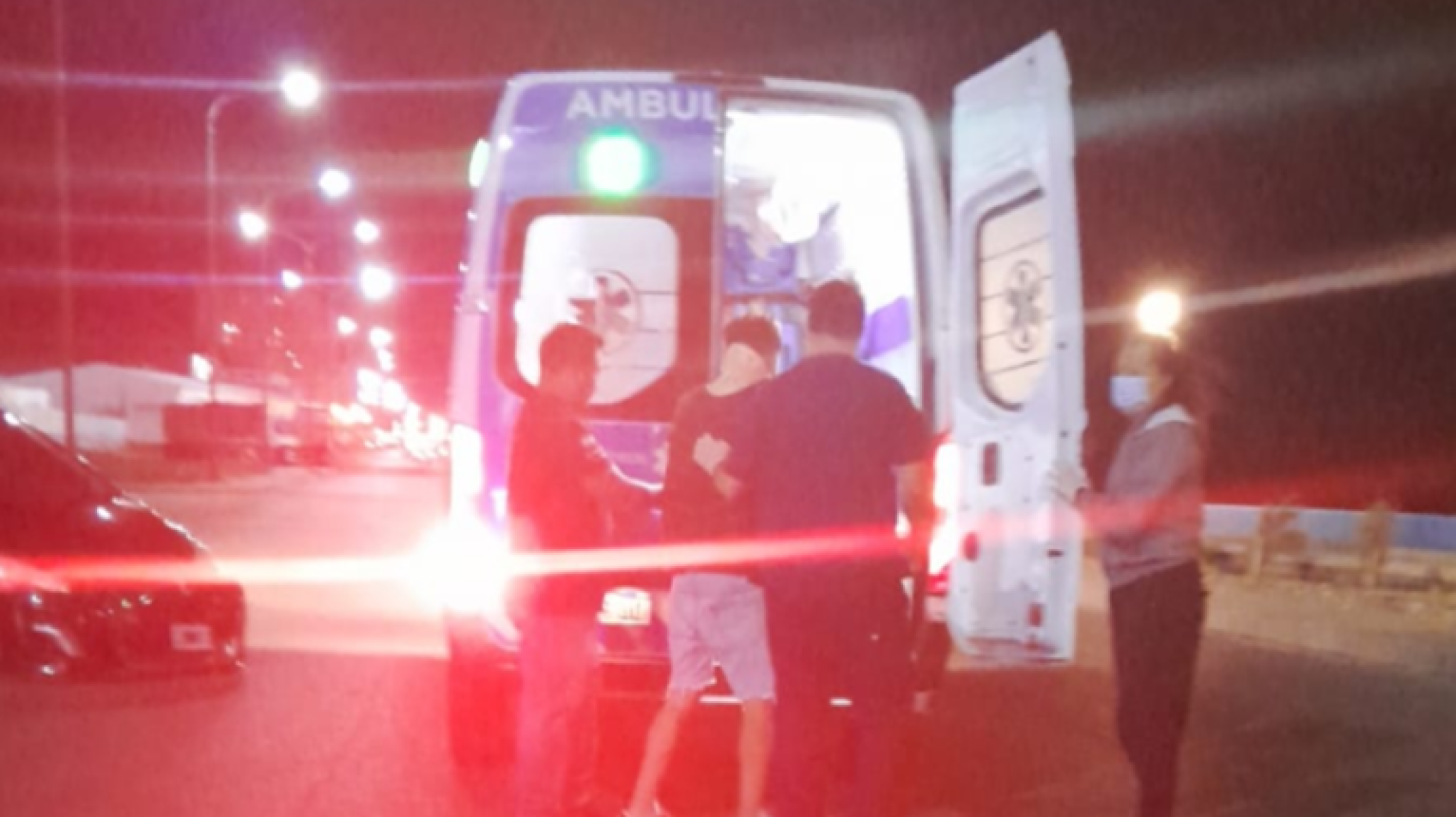 Derrape y accidente: un conductor perdió el control del auto y su acompañante terminó herido