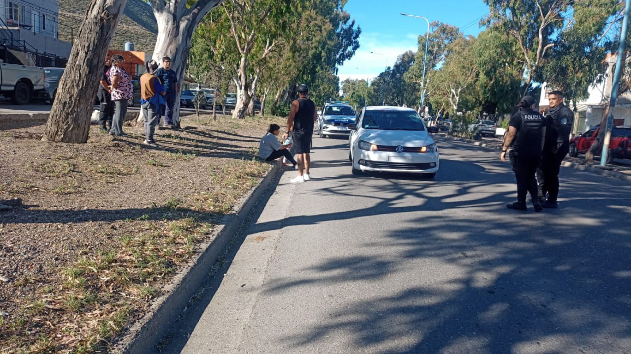 Accidente en Avenida Tehuelches: un peatón fue atropellado y trasladado al hospital