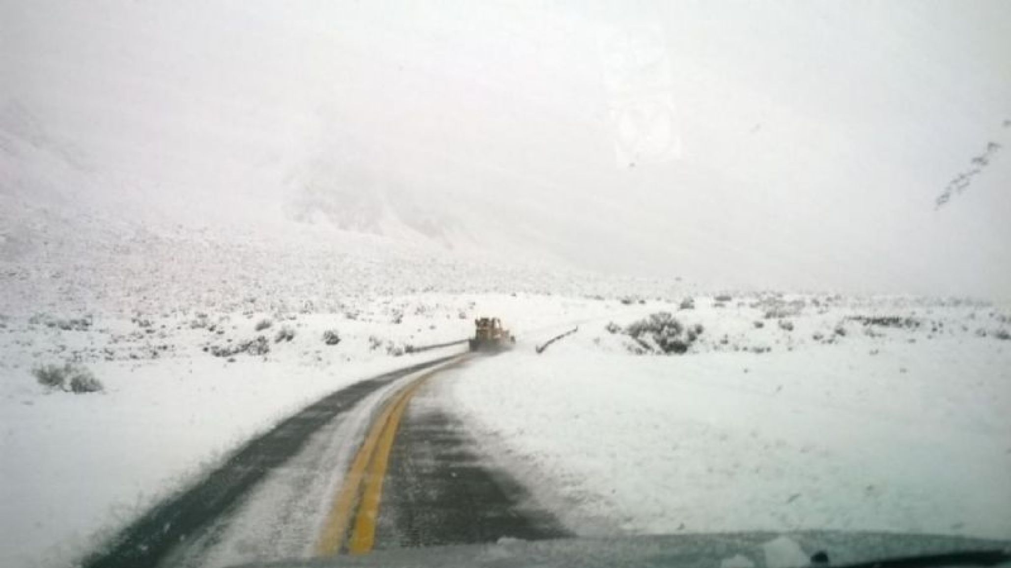 Así auxiliaba gendarmería a un auto varado por la nieve
