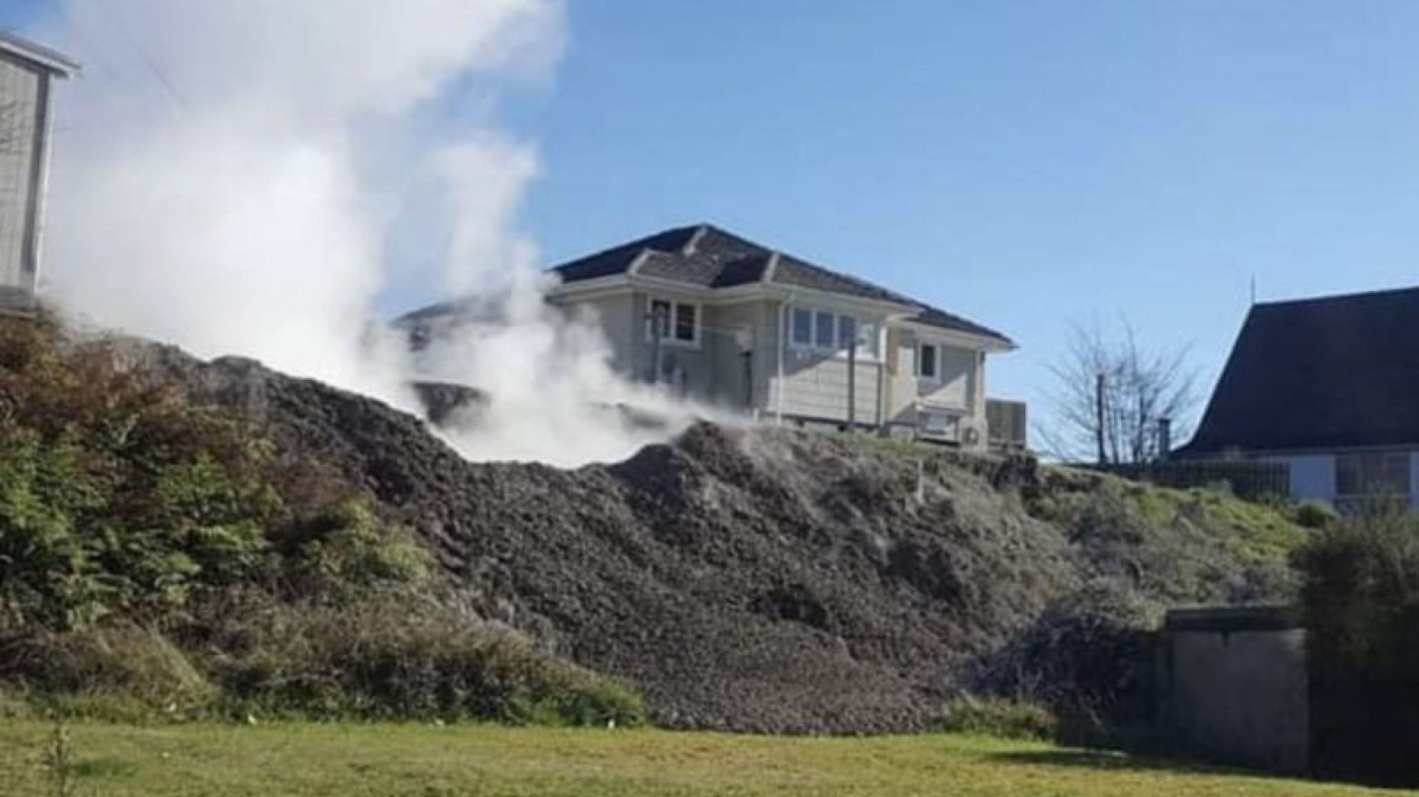 Una familia tuvo que ser desalojada después de que se formara una fuente termal en su casa