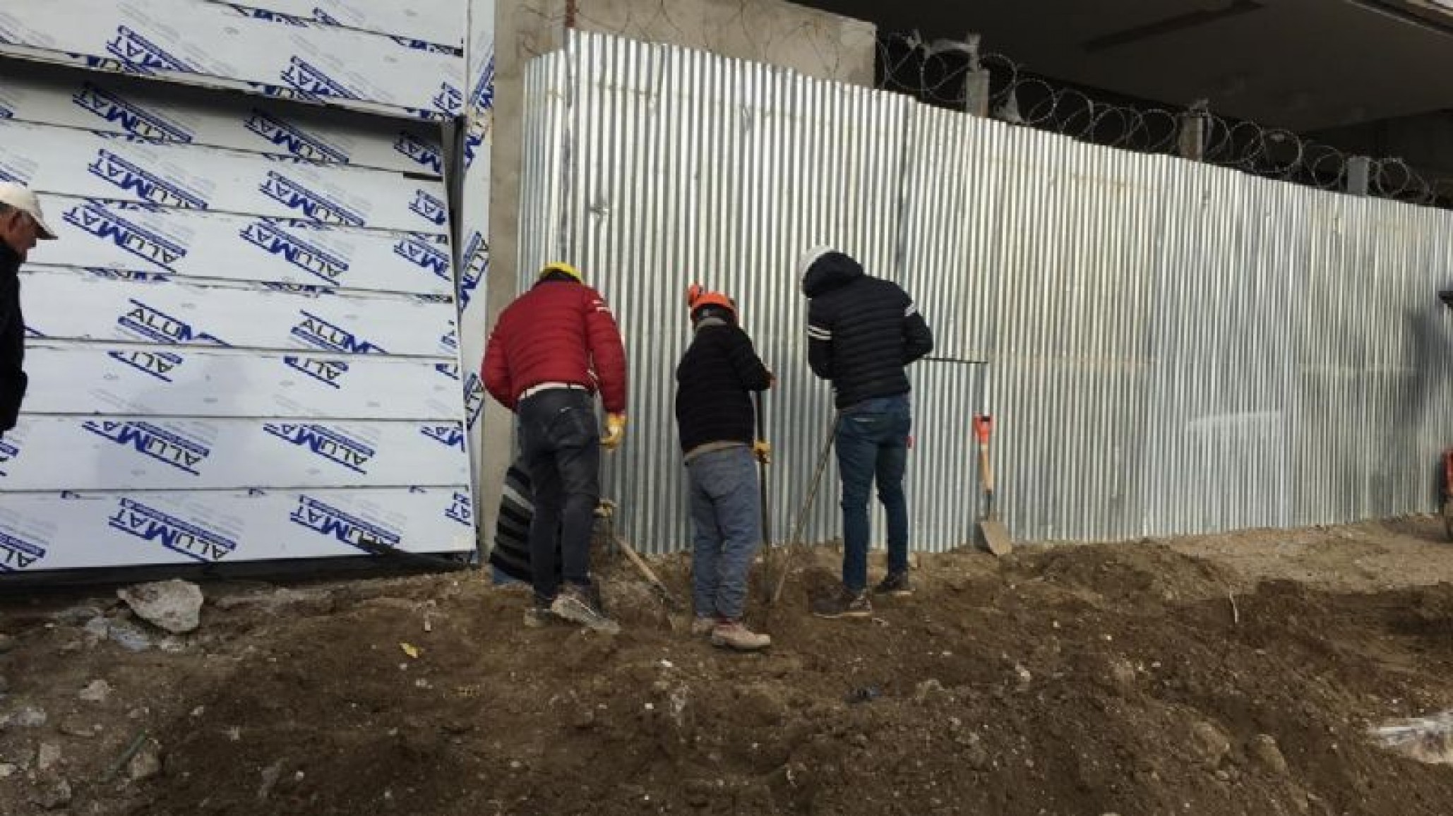 Nuevamente la misma máquina rompió un caño de gas, esta vez unos metros más adelante