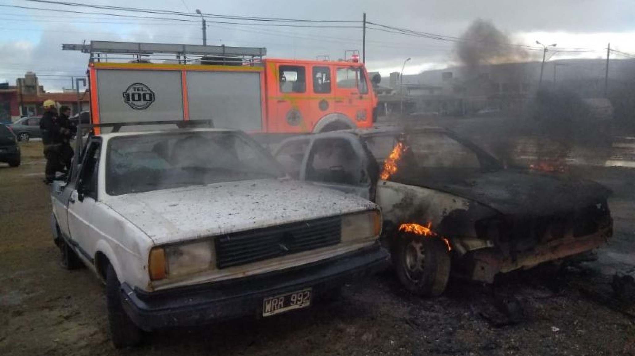 Vándalos prenden fuego vehículos en el barrio 30 de Octubre