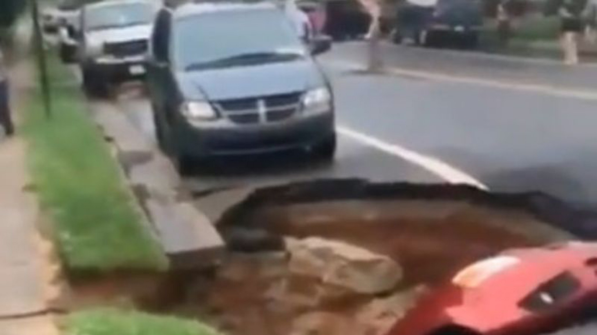 Un auto estaba estacionado y lo tragó un bache