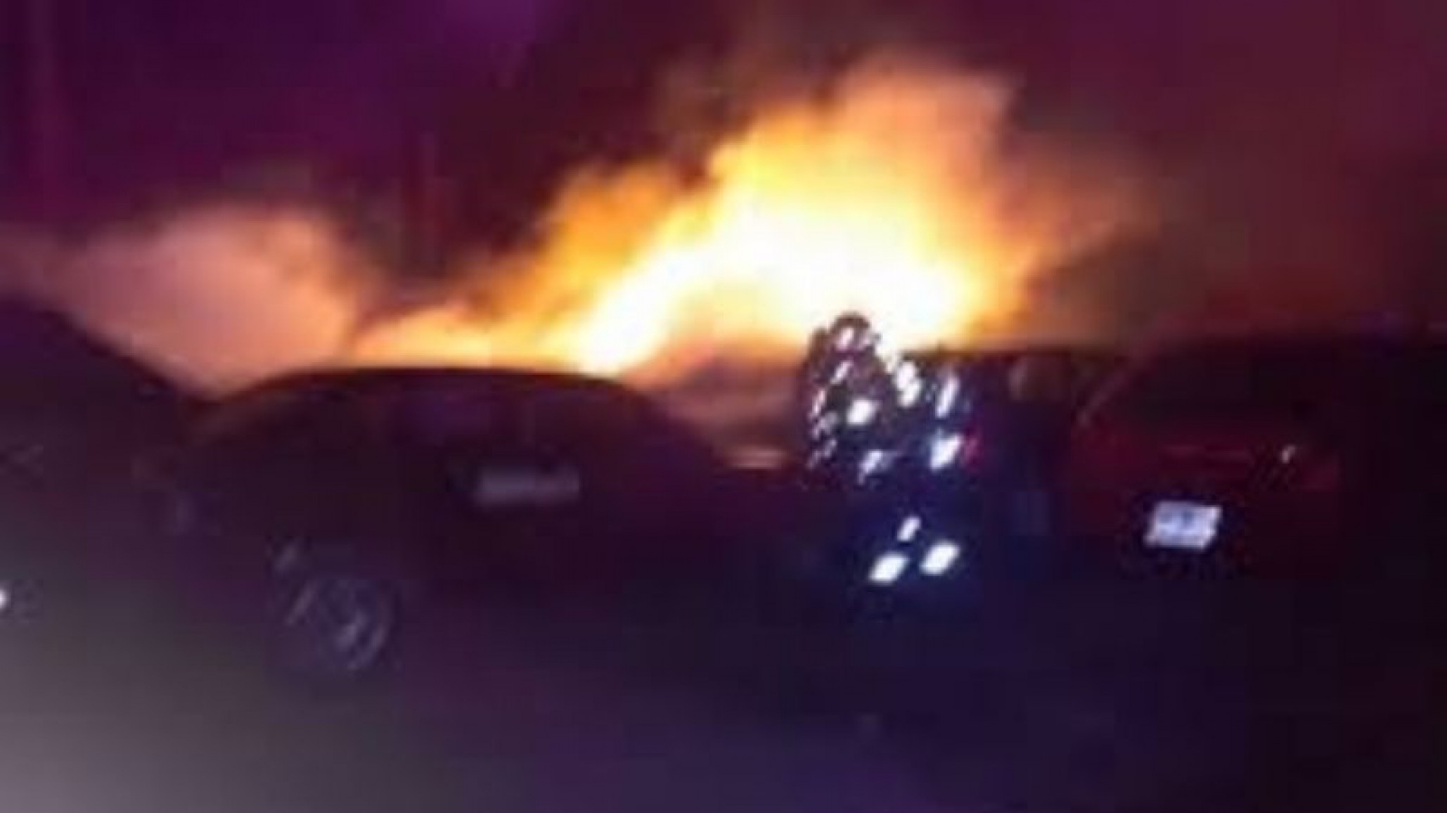 Incendio en Rada Tilly : hay un auto en llamas