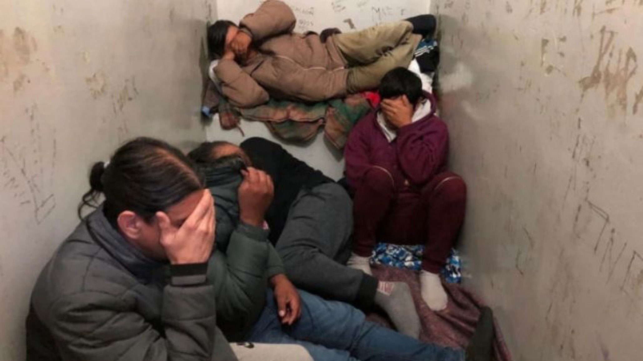 Así viven los presos en Comodoro Py, hacinamiento y condiciones muy precarias