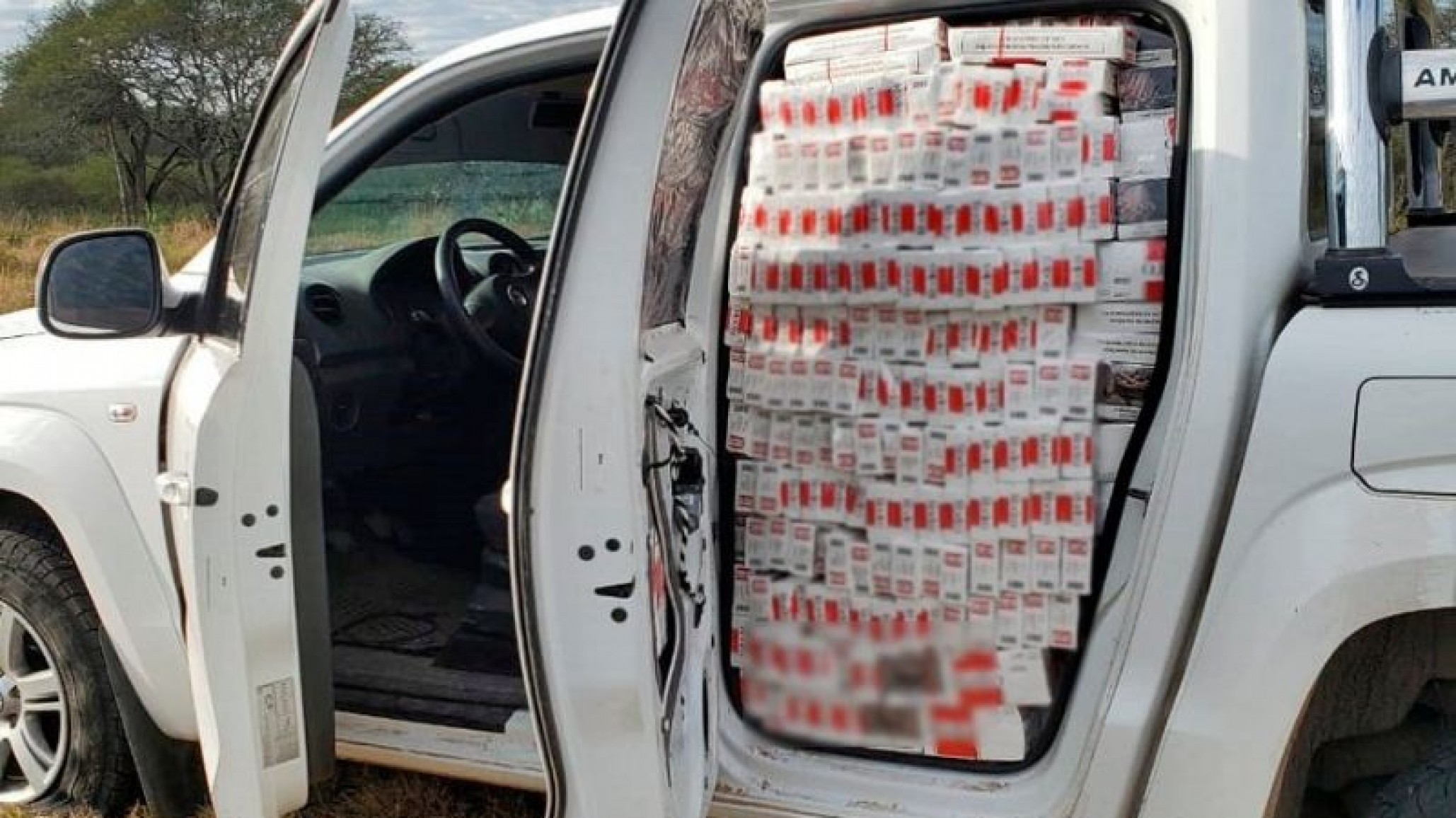 Tras una persecución secuestran 20.000 atados de cigarrillos el conductor de la camioneta logró fugarse