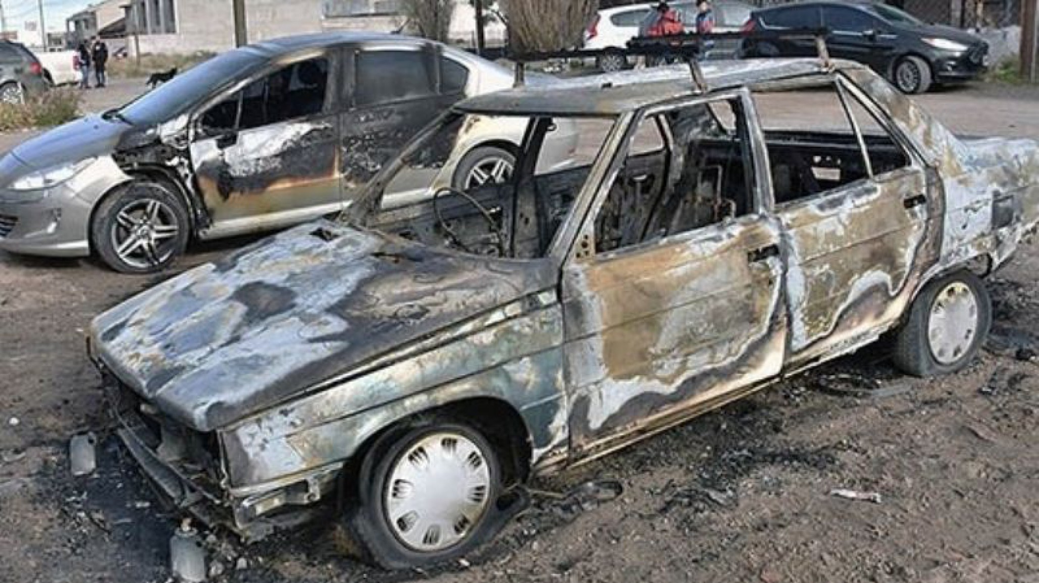 Un grupo de vándalos incendió cinco vehículos