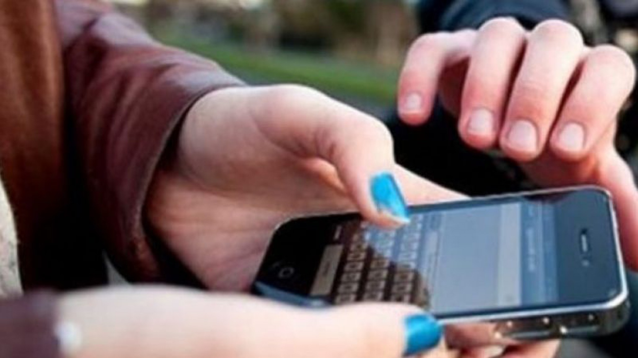 En la puerta del Gimnasio 2 le robaron con una picana y un cuchillo los celulares