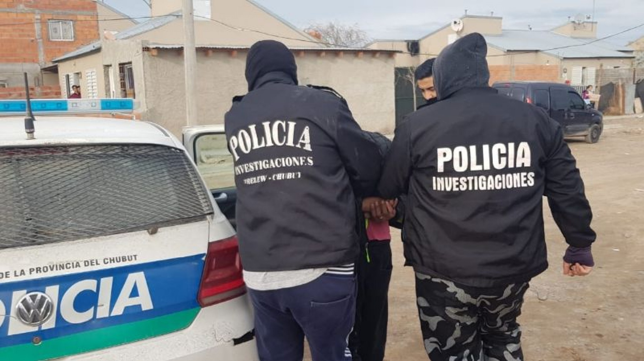 El joven detenido por tenencia de marihuana trató de ocultarla ante la presencia de la policía