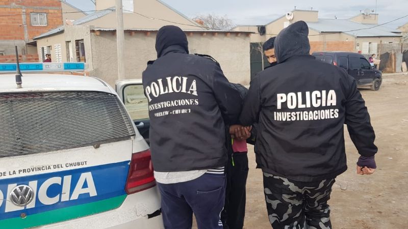El joven detenido por tenencia de marihuana trató de ocultarla ante la presencia de la policía
