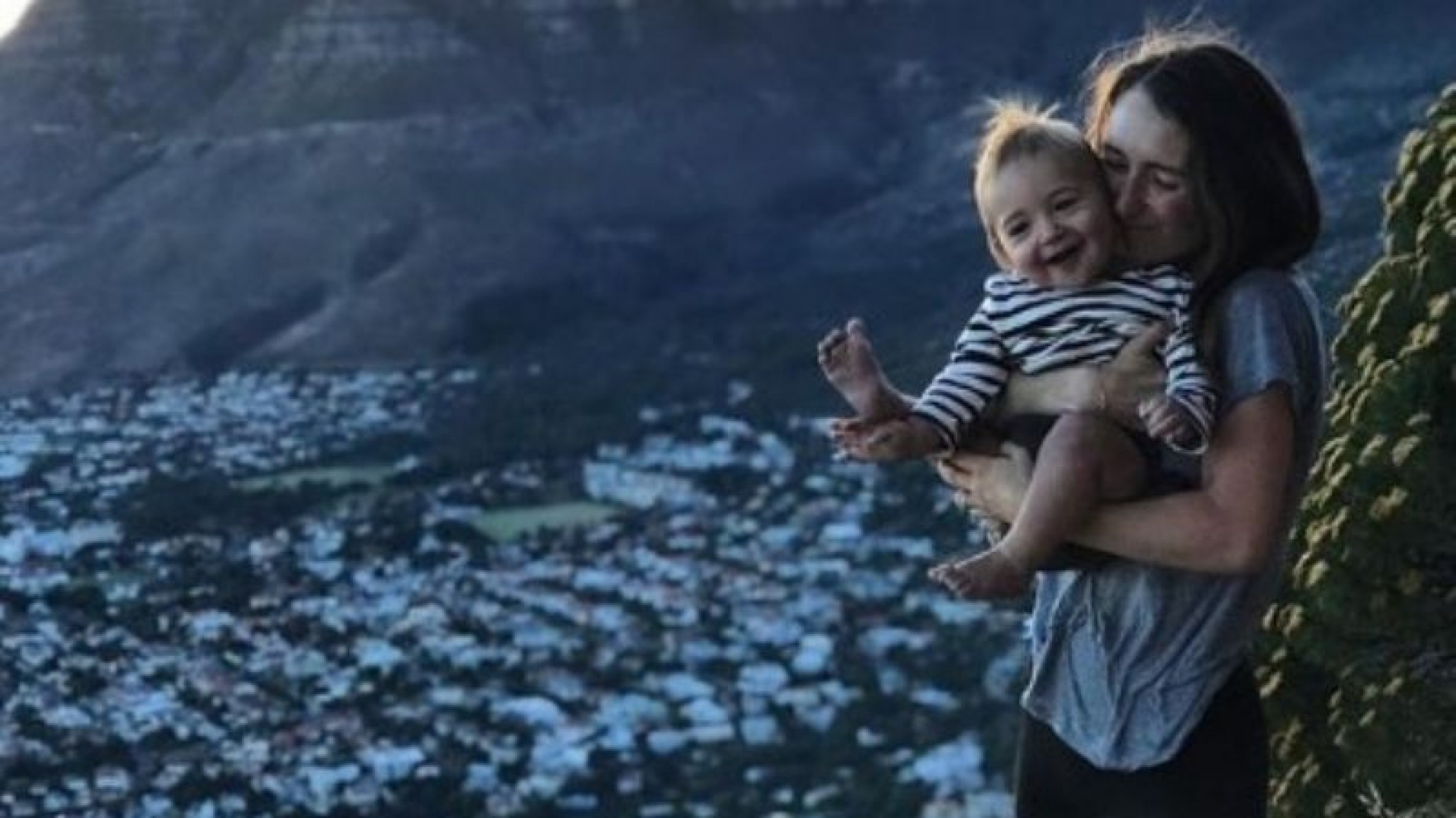 Era vegana, fue mamá y ahora le da carne cruda a su hijo