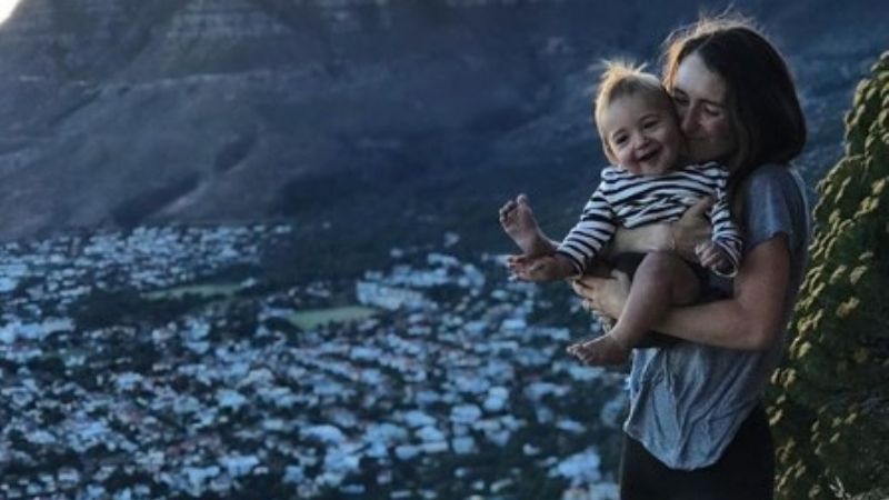 Era vegana, fue mamá y ahora le da carne cruda a su hijo