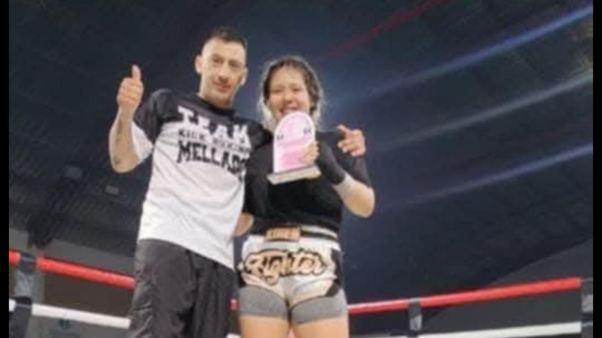 Promesa del kickboxing vende pollo para viajar a competir a Necochea