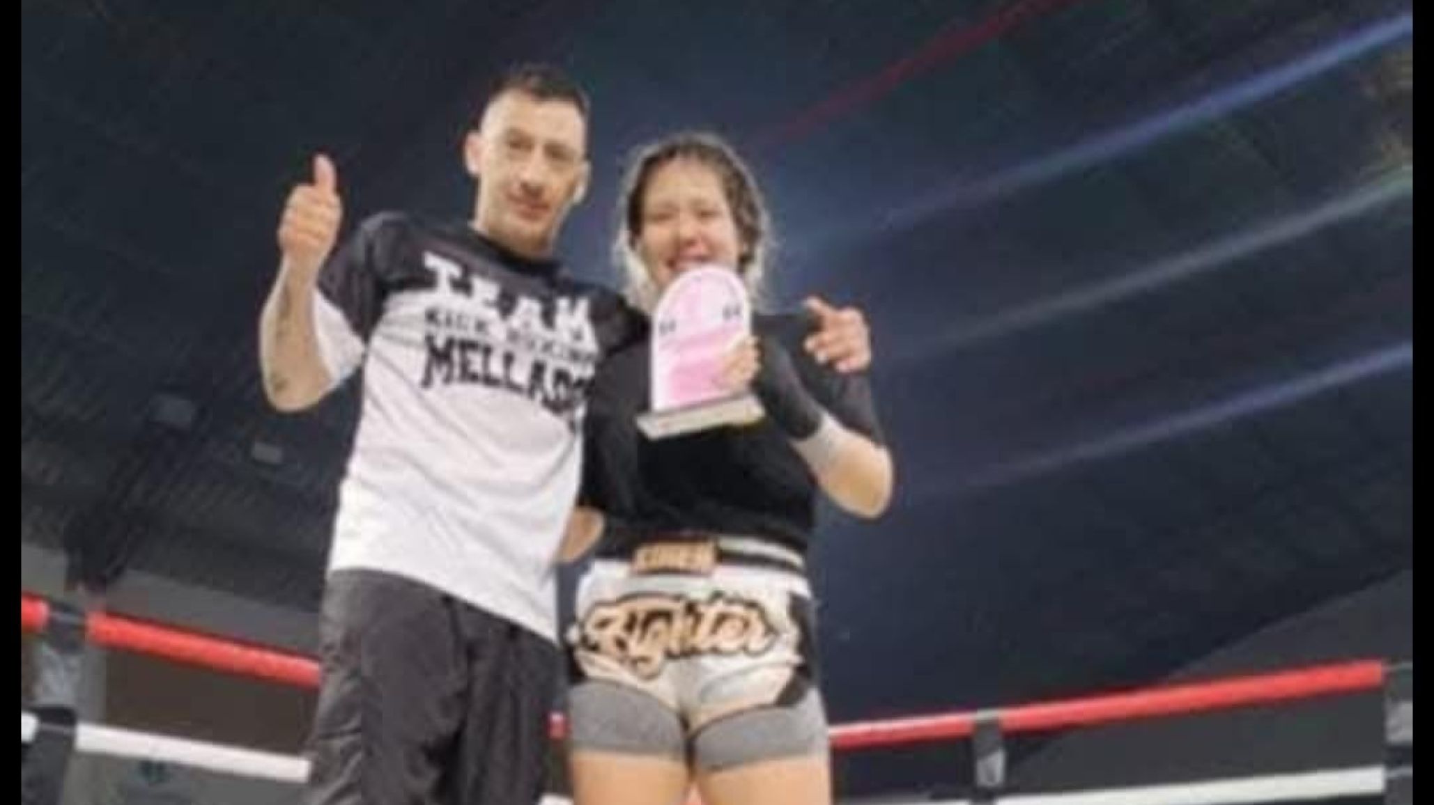 Promesa del kickboxing vende pollo para viajar a competir a Necochea