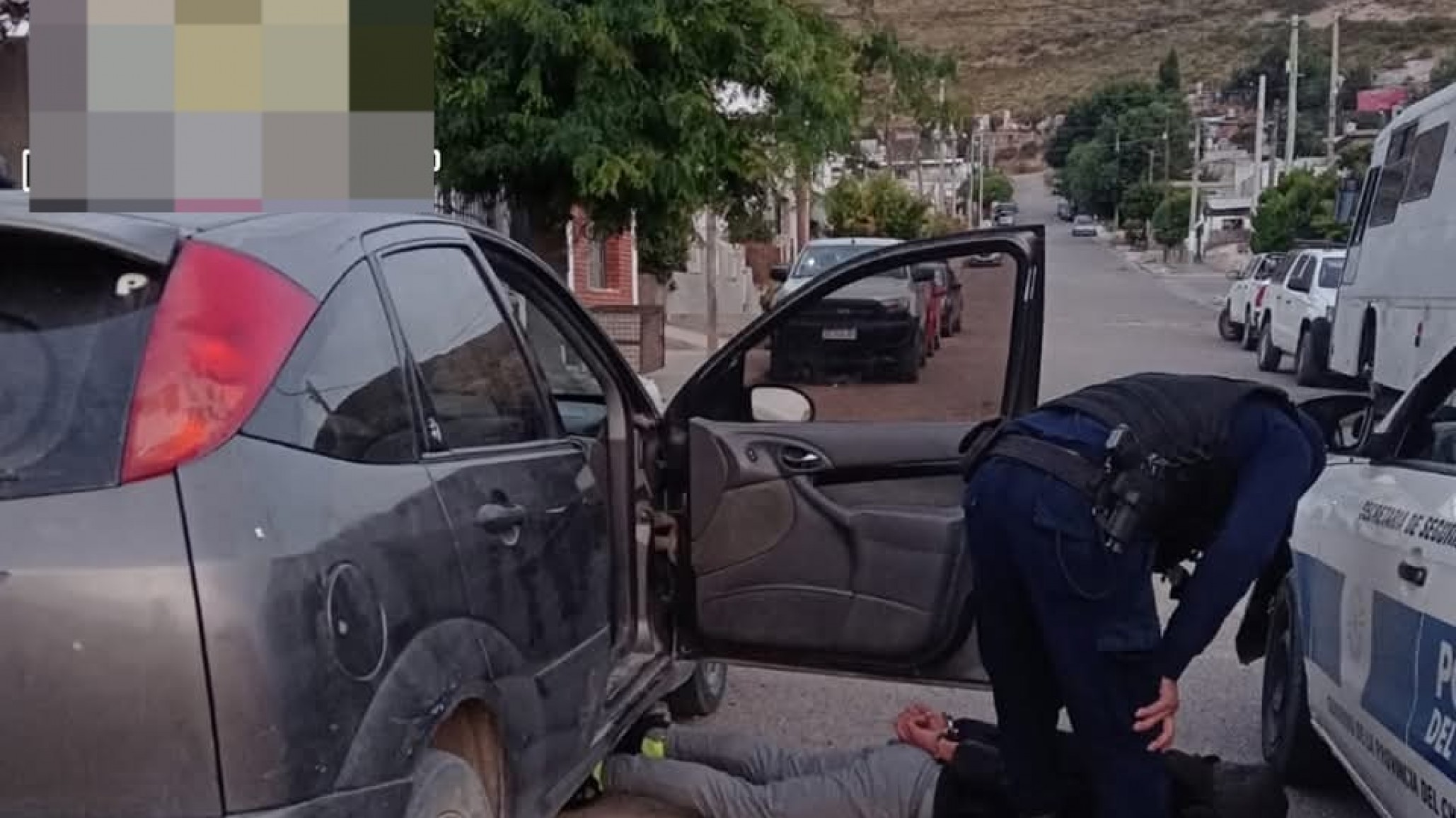 Un hombre fue atrapado mientras robaba un estéreo y se peleó con el dueño del auto