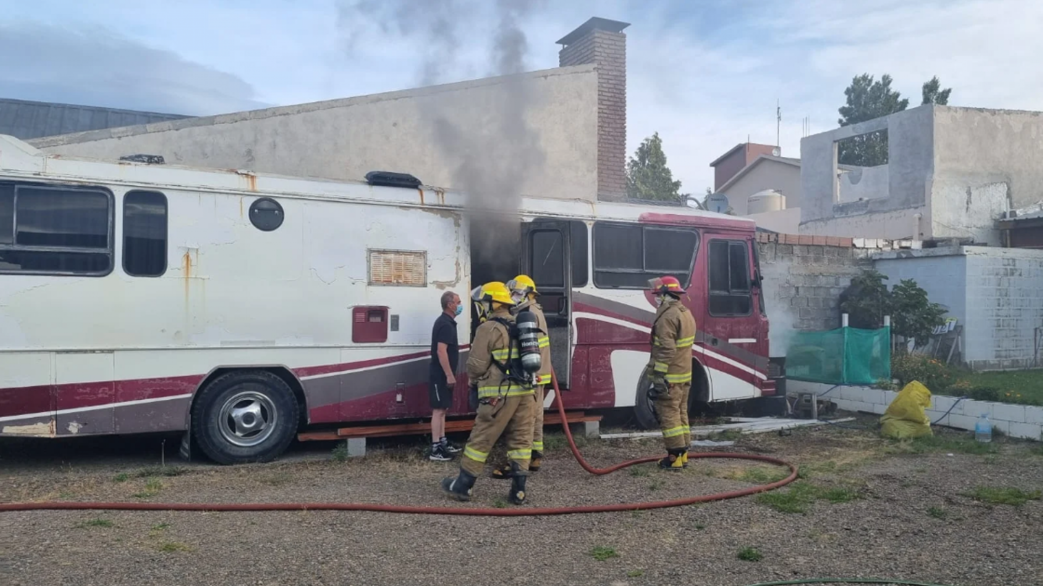 Se incendió un colectivo: las brasas de un asado provocaron las llamas