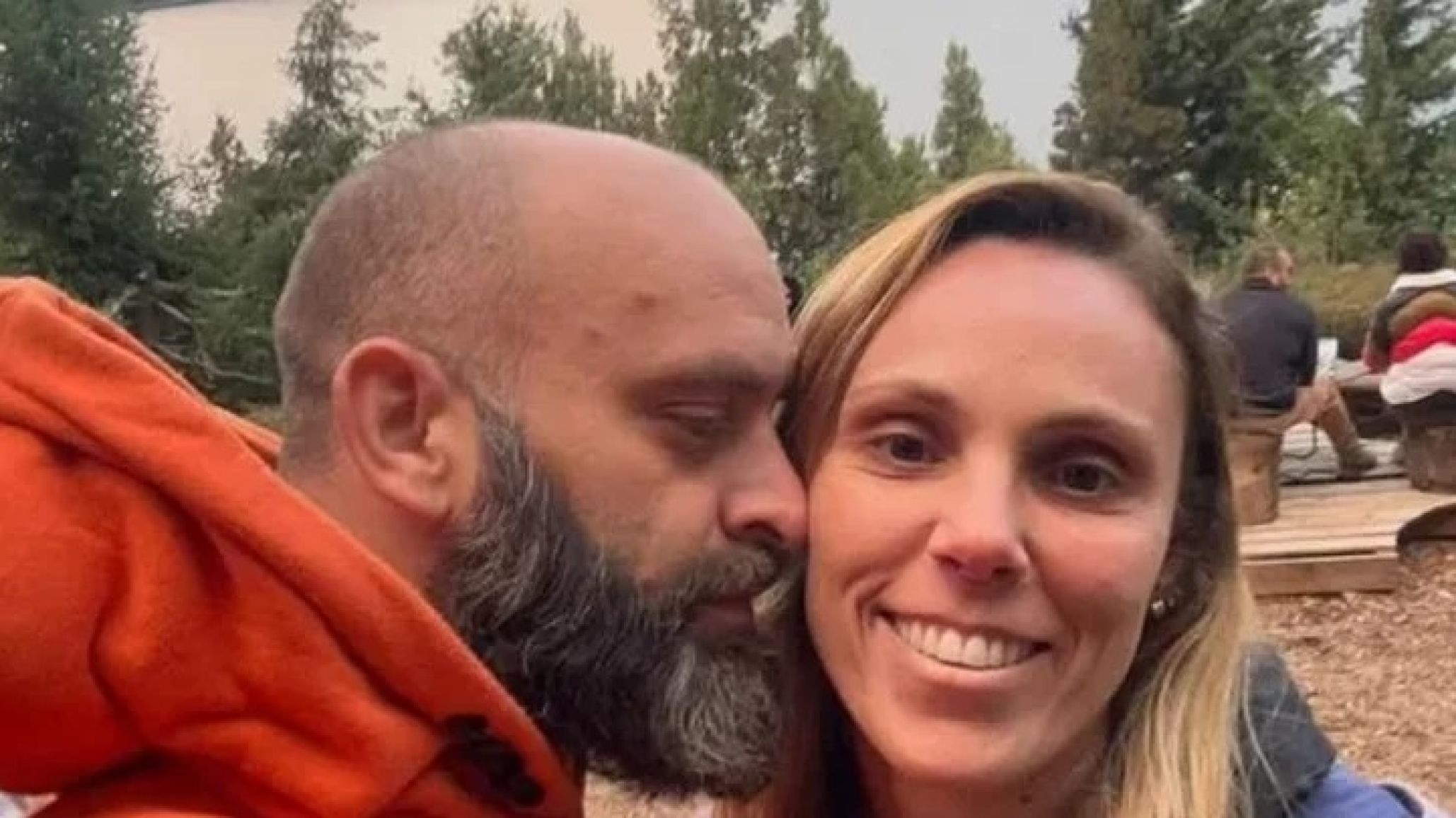 Detienen a una pareja por vender drogas en fiestas electr髇icas: ella es polic韆 y 閘, funcionario