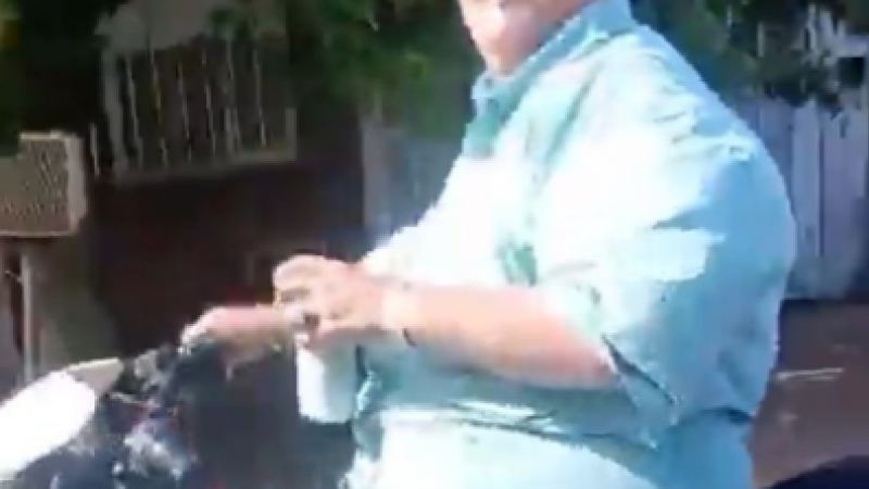 Infraganti: Grabaron a un inspector de tránsito manejando moto sin patente, sin casco y con cerveza en mano