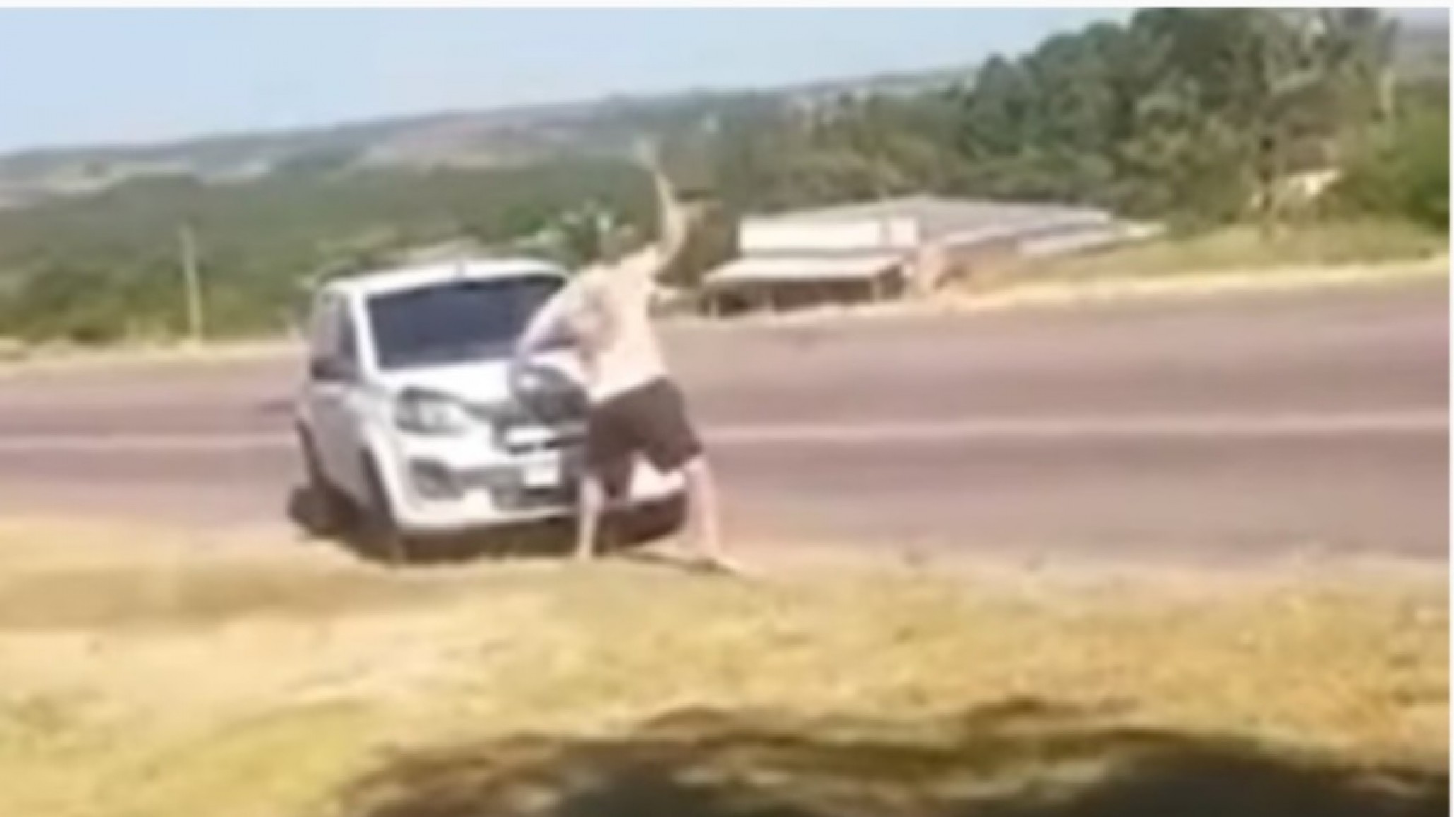 Turista argentino en Brasil destrozó un parabrisas con una piedra, lo filmaron y amenazó con un cuchillo