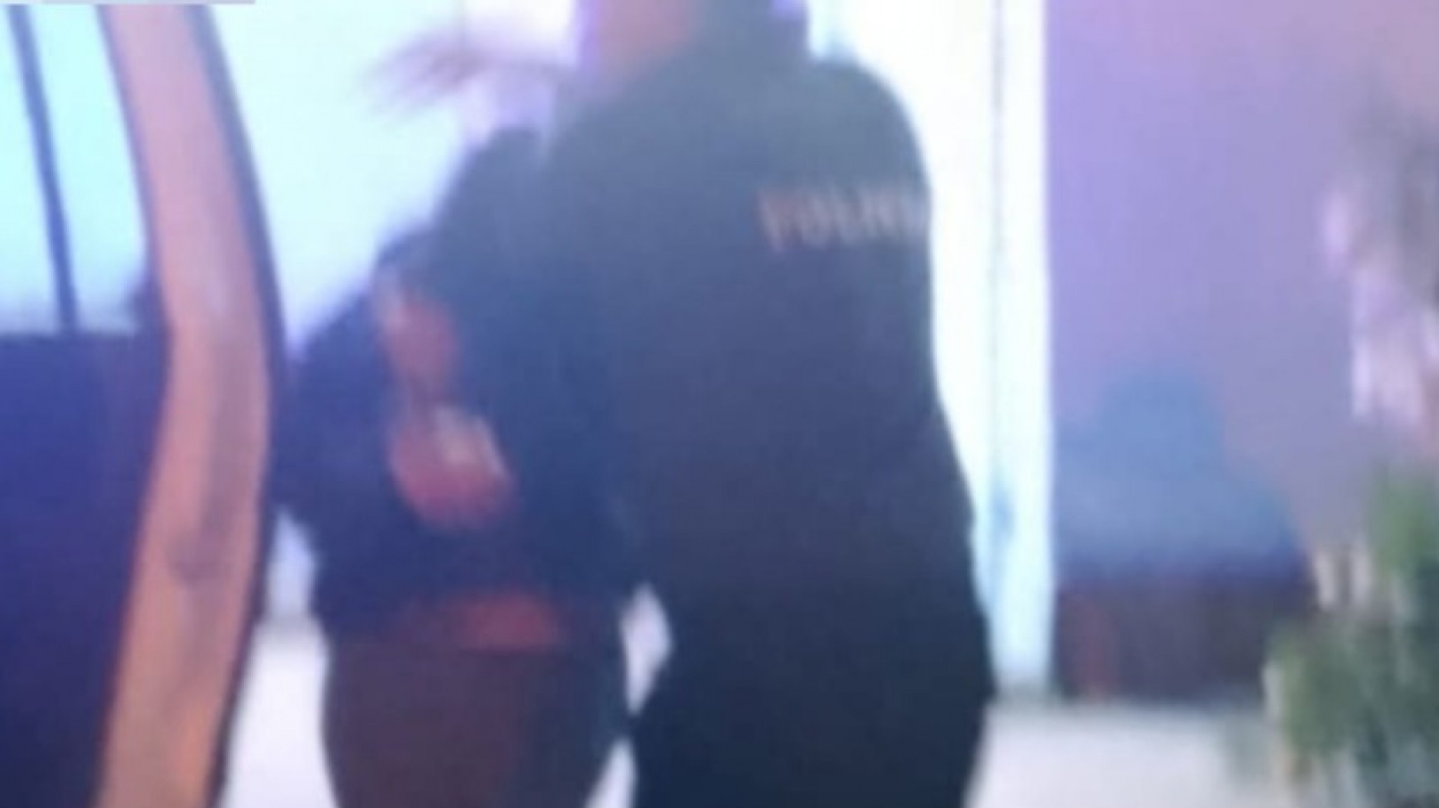 ¡Sinvergüenza! Le pidió el celular al sereno de la vecinal para hacer una llamada y salió corriendo