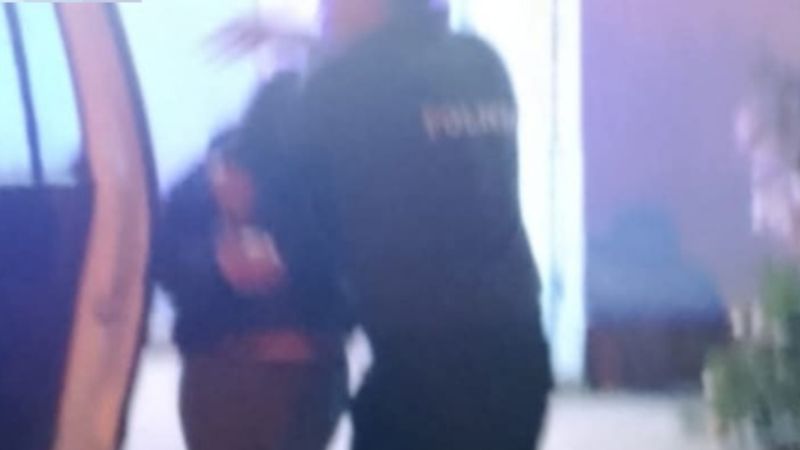 ¡Sinvergüenza! Le pidió el celular al sereno de la vecinal para hacer una llamada y salió corriendo