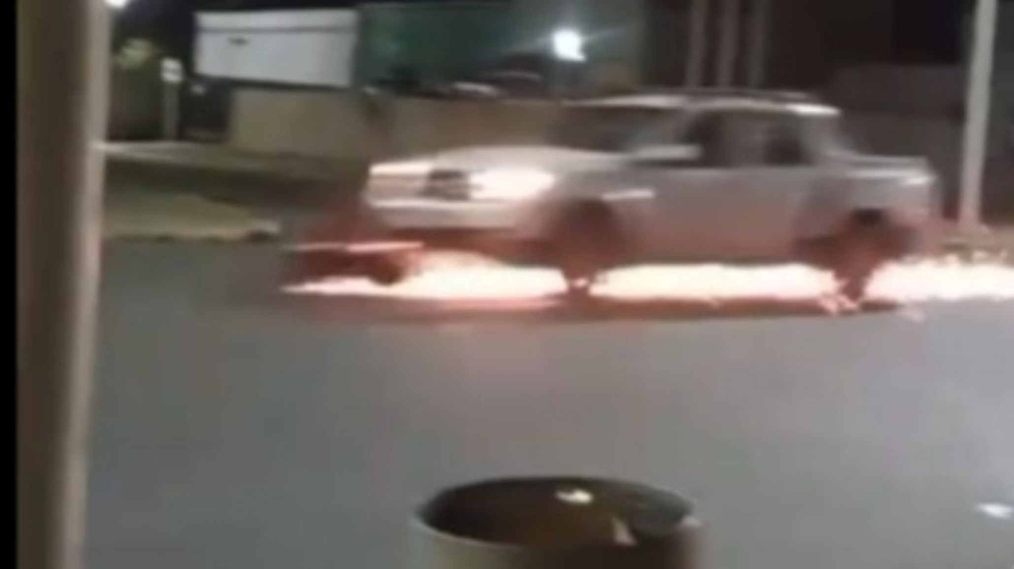 ¡Increíble! Camioneta arrastró una moto debajo tras atropellar a dos jóvenes y huir del lugar