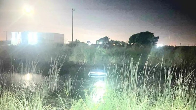 Ruta 11: Una jubilada de 75 años se despistó con su auto y quedó atrapada en un canal