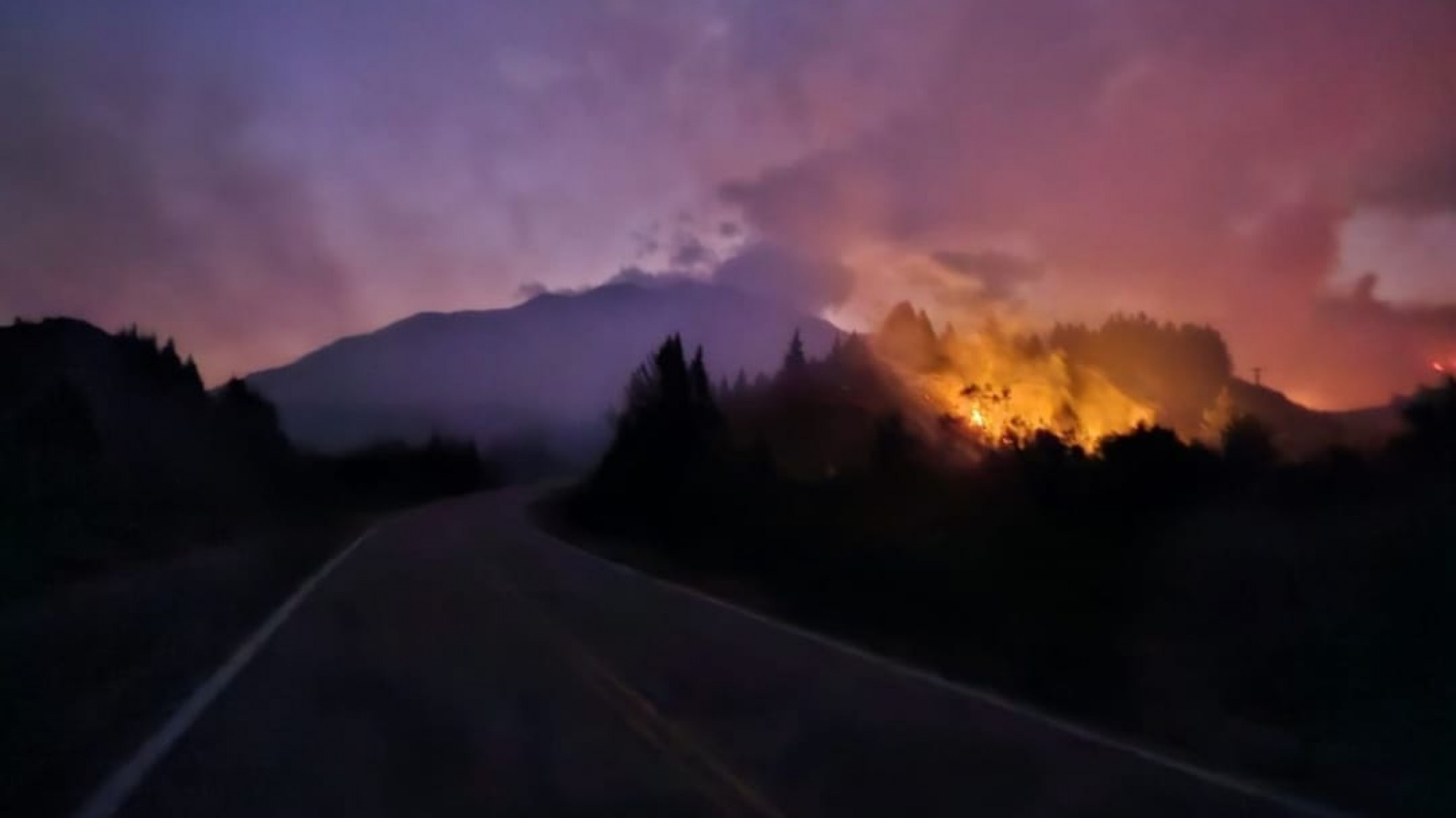 Avanza el incendio en Epuyén: 1.800 hectáreas consumidas por el fuego