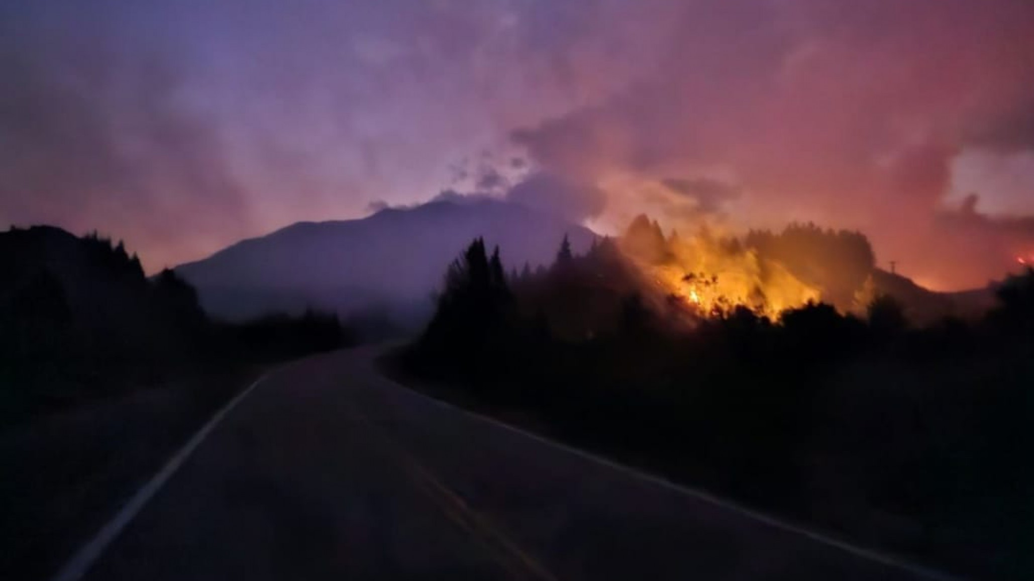 Avanza el incendio en Epuyén: 1.800 hectáreas consumidas por el fuego