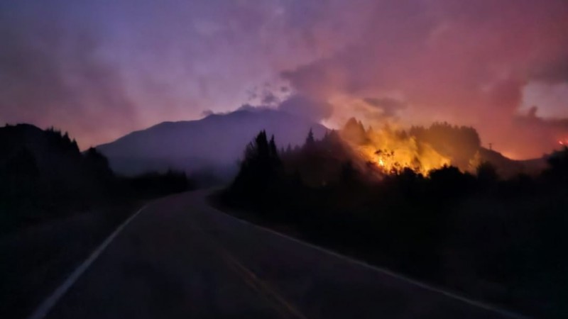 Avanza el incendio en Epuyén: 1.800 hectáreas consumidas por el fuego