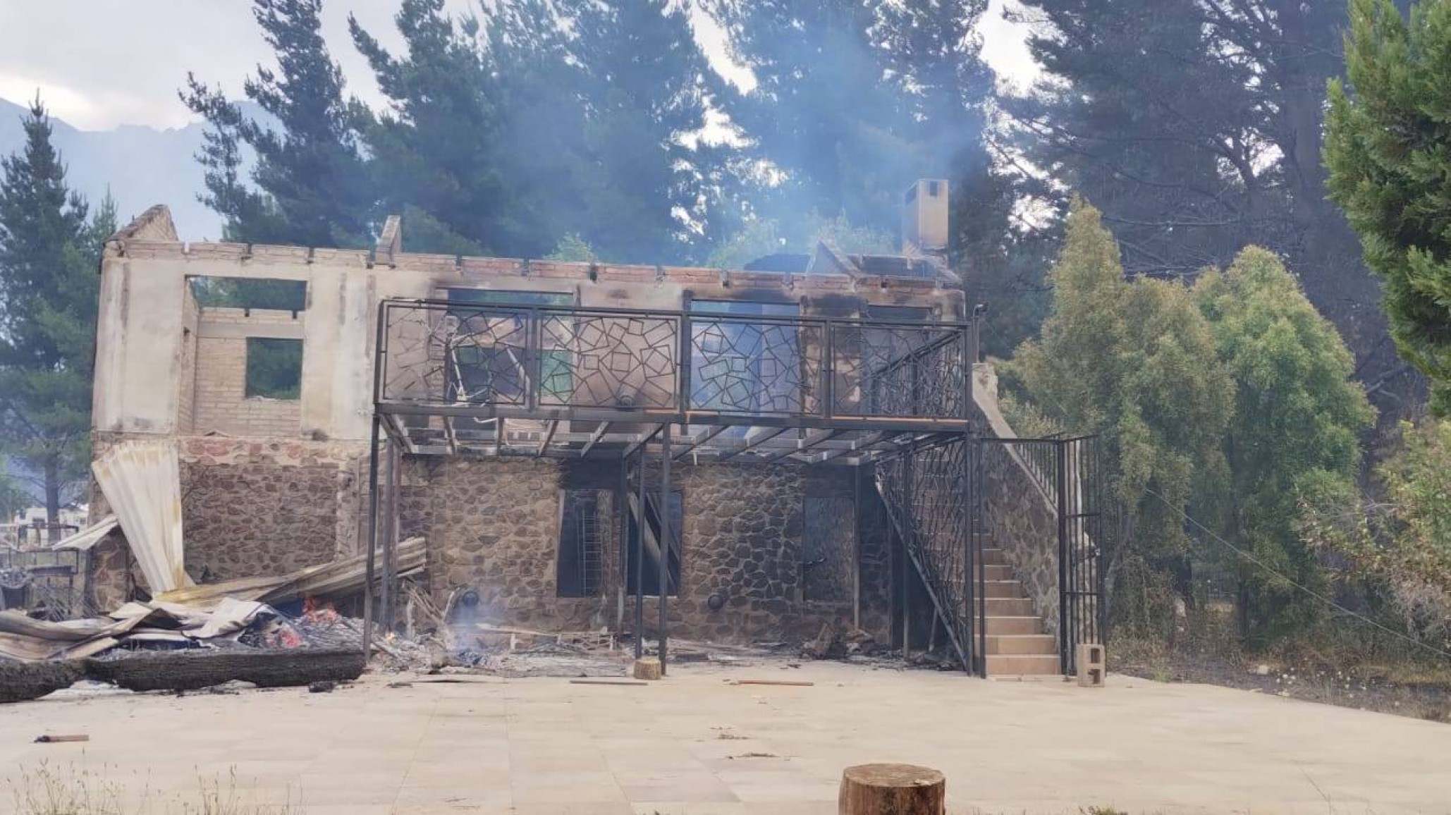 El intendente sobre el impacto del viento en el fuego: "No hay víctimas fatales, pero los daños son graves"