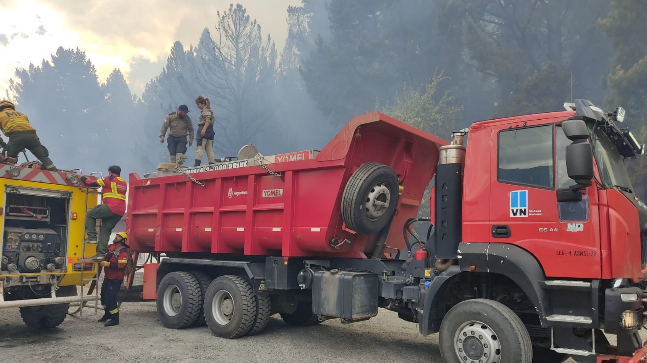 Llegan camiones cisterna, máquinas viales y personal para ayudar a los bomberos en Epuyén