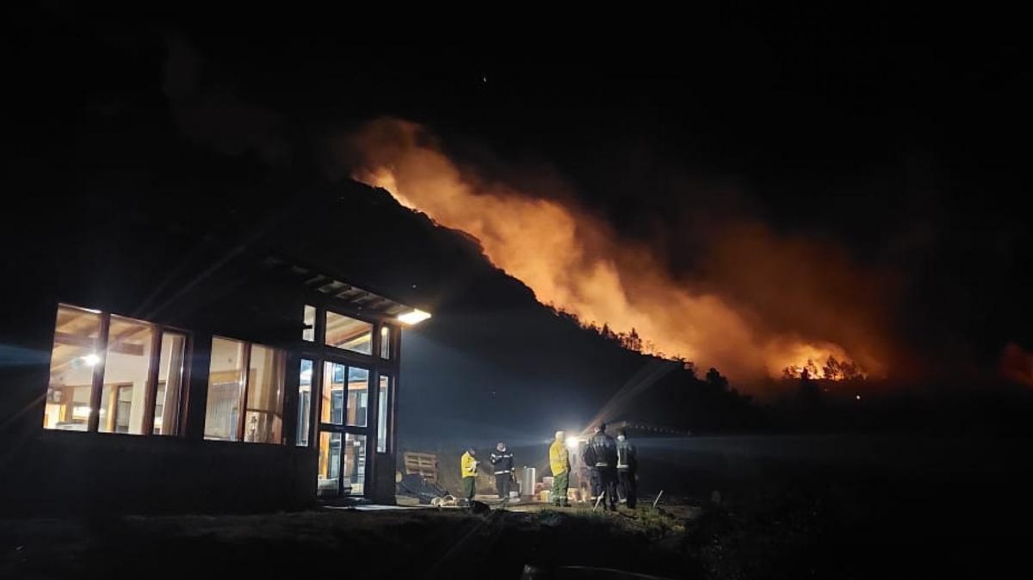 Piden donaciones para ayudar a los docentes que perdieron su casa en el incendio de Epuyén