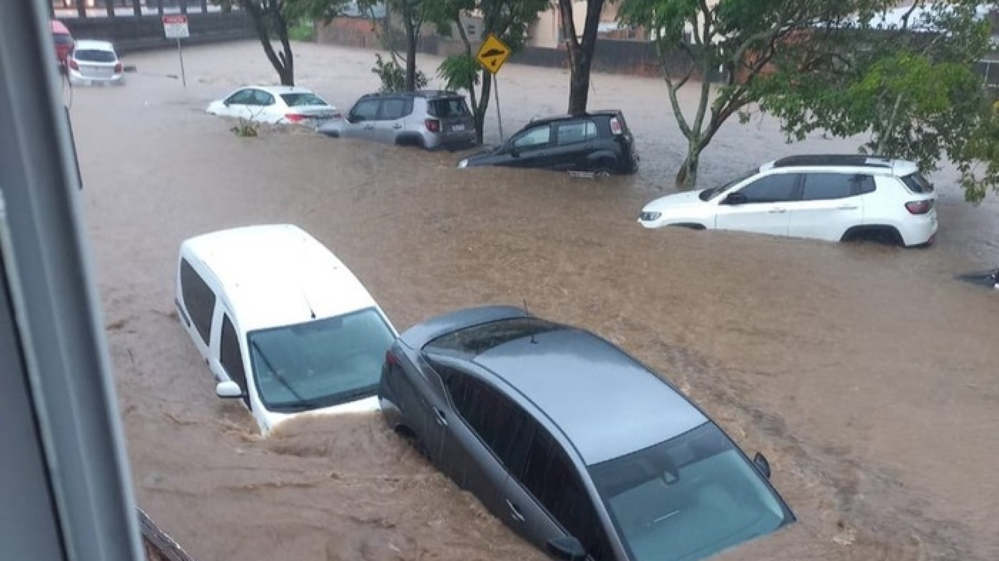Fuertes lluvias provocaron inundaciones en Camboriú y complicaciones en rutas clave de Brasil