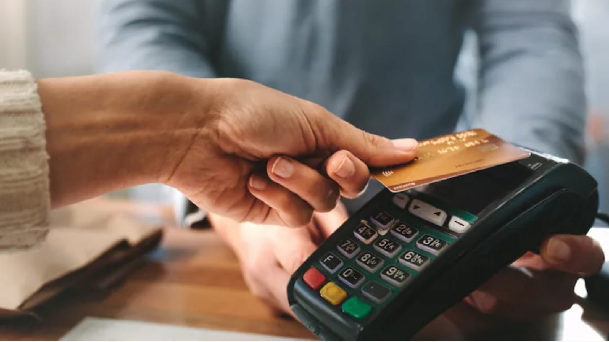 Pago en dólares con tarjeta de débito: desde cuándo será posible y cómo funcionará la nueva medida del BCRA