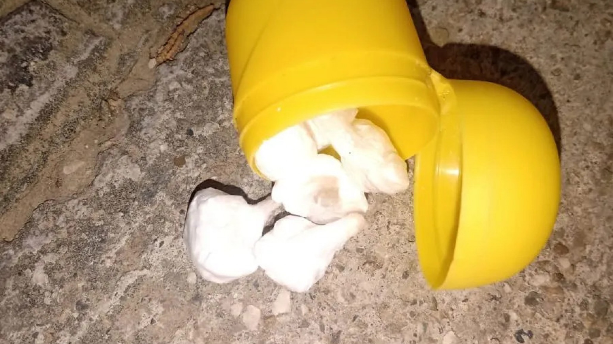 Una mujer encontró cocaína mientras paseaba de noche en la plaza