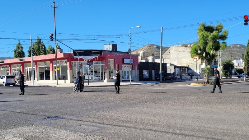 Accidente en Av. Polonia y Canadá: un motociclista sufrió lesiones en brazos y piernas