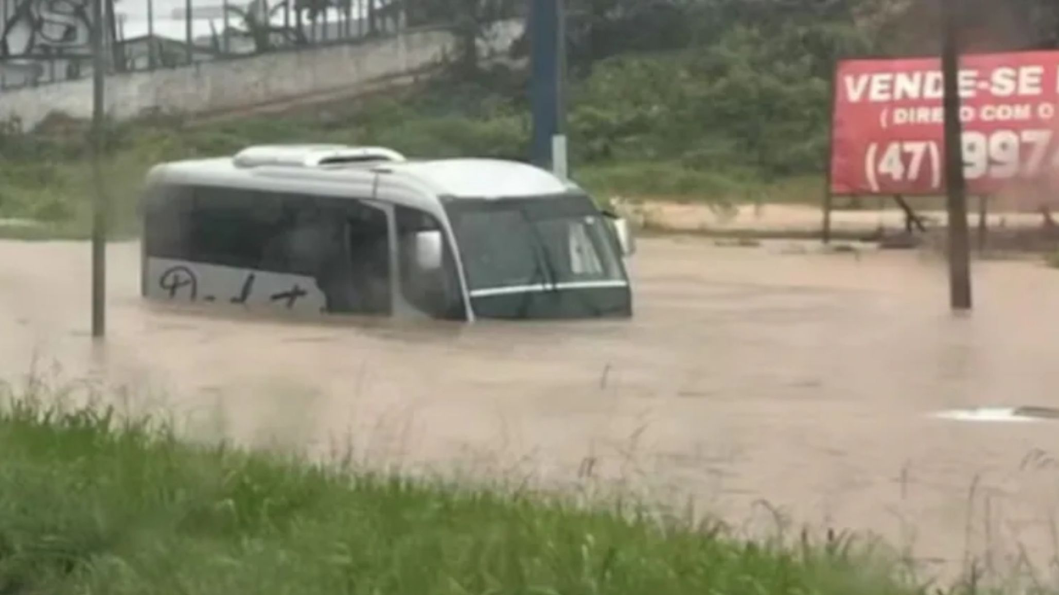 "Se derrumbaban los morros": el relato de un argentino atrapado en el temporal en Brasil