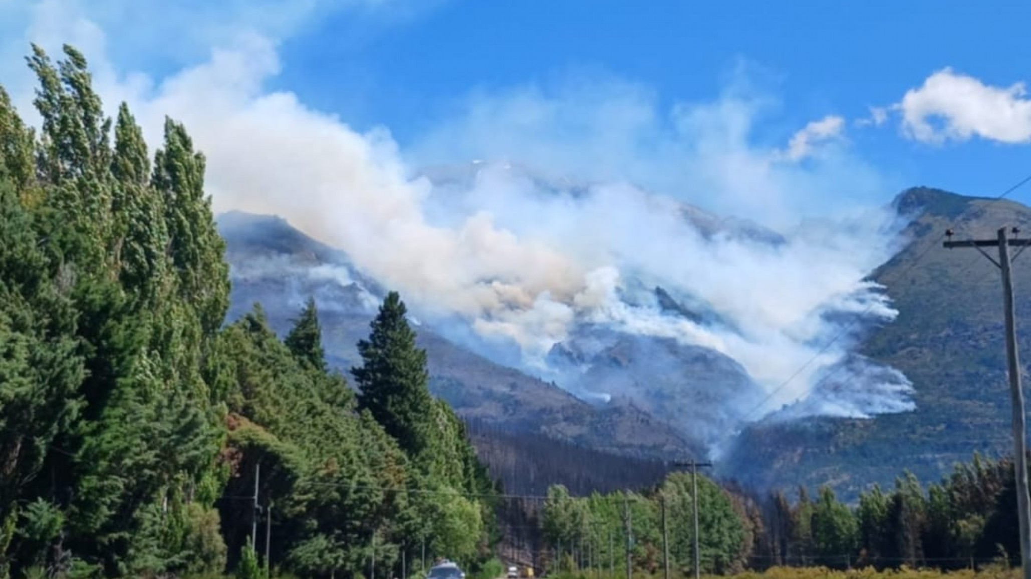 Epuyén en llamas: 2.000 hectáreas arrasadas y el calor complican la lucha contra el fuego