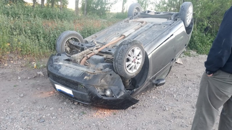Se quedó dormido al volante y volcó en Río Mayo
